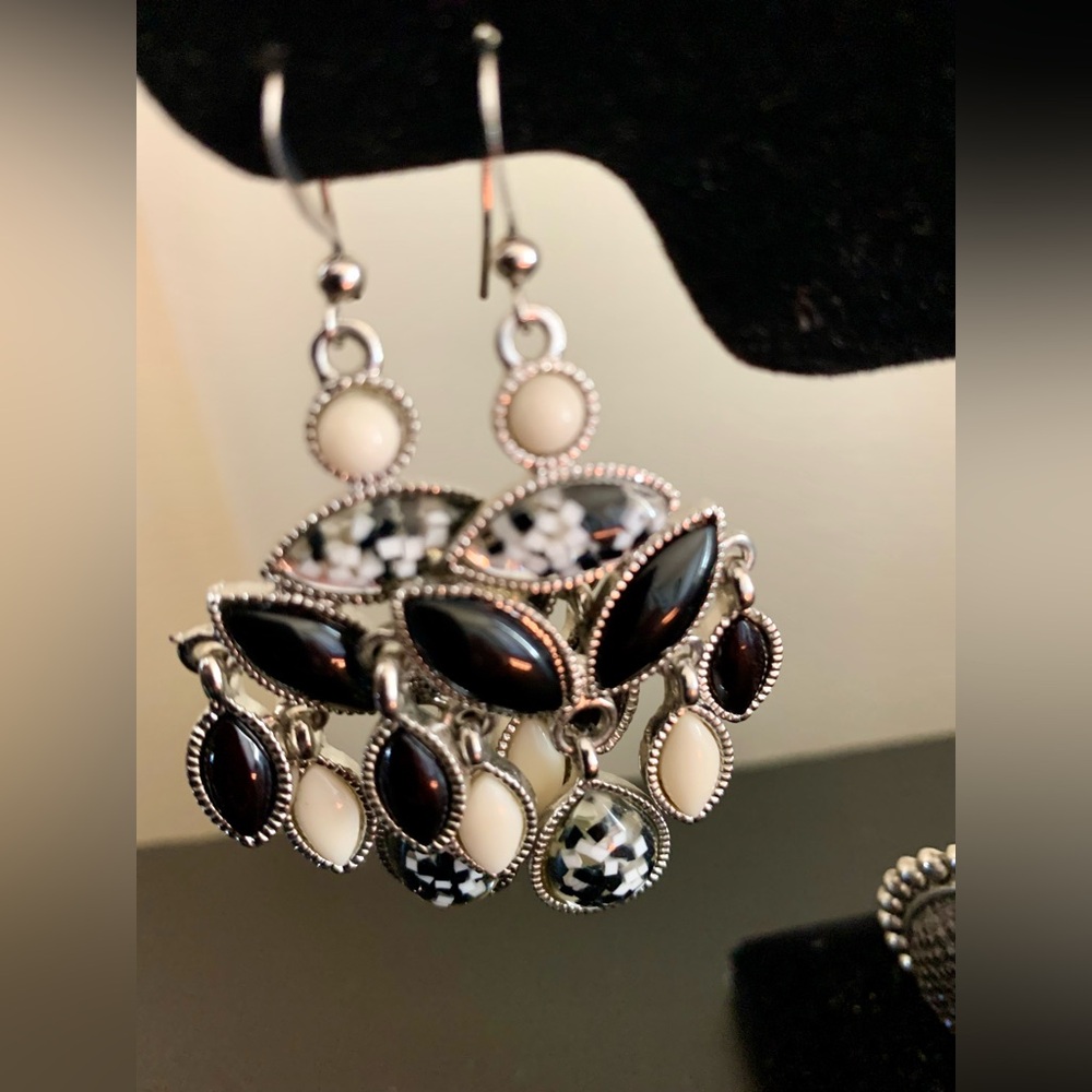 Set of Six Pairs of Elegant Assorted Earrings🩷.No missing rhinestones or beads. - Picture 4 of 7